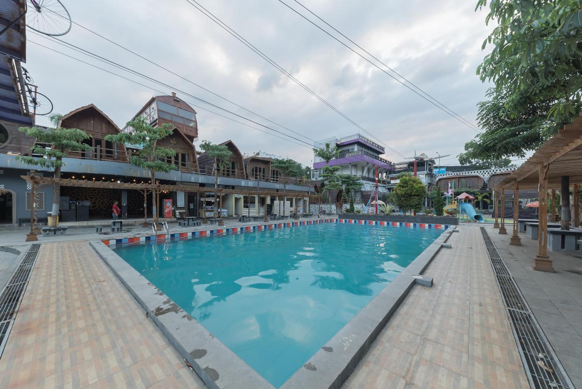 Urbanview Hotel Cianjur City Park By Reddoorz Exterior foto